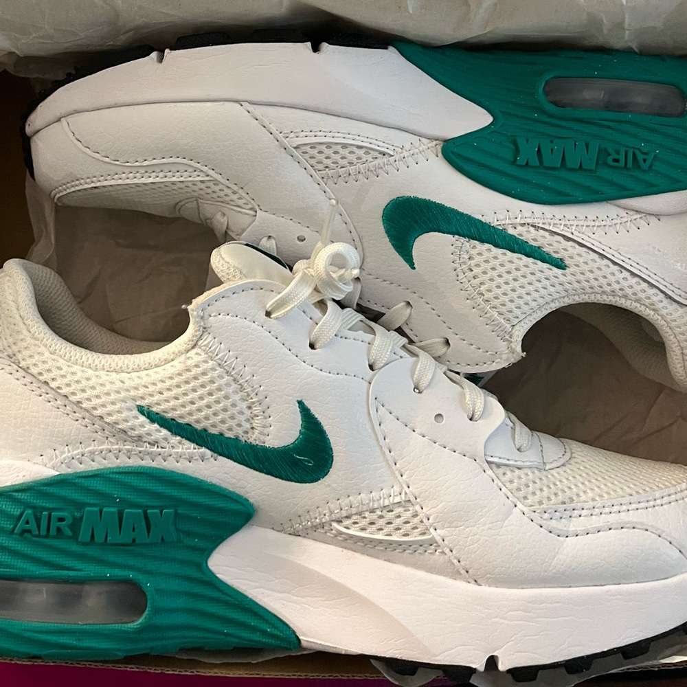 Nike Air Max White and Green Sneakers size 8.EUC Includes box
